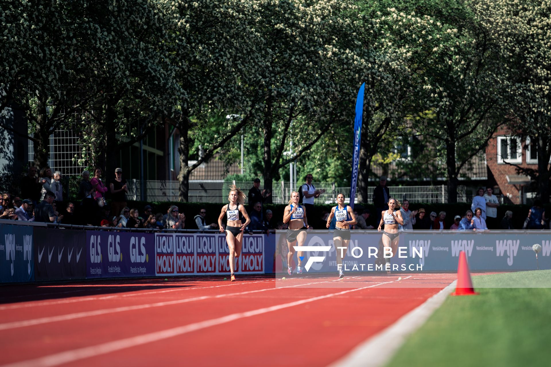 Laura Voß (LAZ Soest), Paula de Boer (MTV Luebeck), Katharina Kemp (MTV Luebeck), Marion Brunner (LG Telis Finanz Regensburg) ueber 800m am 08.05.2022 beim Stadtwerke Ratingen Mehrkampf-Meeting 2022 in Ratingen